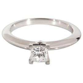Tiffany & Co-TIFFANY & CO. Anel de noivado com diamante lapidado princesa em platina F VVS2 0.32 ct-Prata,Metálico