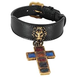 Gucci-Gucci-Armband aus goldfarbenem Leder mit Löwenkopf und juwelenfarbenem Kreuz-Metallisch