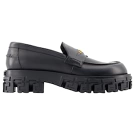 Versace-Loafer mit Gummisohle und Greca-Bordüre – Versace – Leder – Schwarz-Schwarz