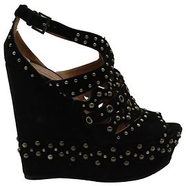 Alaïa Sandales compensées cloutées Alaia en daim noir Noir