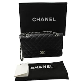 Chanel-Borsa a tracolla media con patta foderata classica Chanel in pelle di caviale nera-Nero