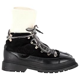 Chanel-Stivali da combattimento in pelle scamosciata con logo CC intrecciati Chanel in pelle nera-Nero