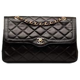 Chanel-Schwarze Chanel-Umhängetasche mit Überschlag und Futter aus Lammleder „Paris“-Schwarz