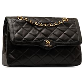 Chanel-Schwarze Chanel-Umhängetasche mit Überschlag und Futter aus Lammleder „Paris“-Schwarz