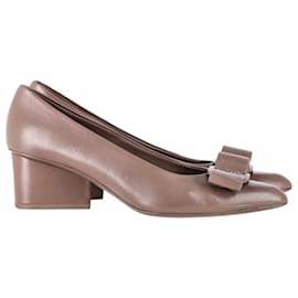 Salvatore Ferragamo-Bombas Salvatore Ferragamo Viva com laço em couro nude-Marrom,Carne