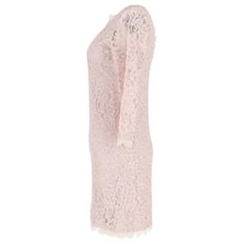 Diane Von Furstenberg-Dieses Zarita-Kleid von Diane von Furstenberg ist aufwendig gestaltet, damit Sie selbstbewusst aussehen! Es besteht aus dunkelrosa Spitzenstoff und verfügt über einen verlängerten Reißverschluss auf der Rückseite.-Fleisch