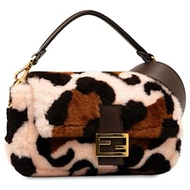 Fendi-Borsa a tracolla Baguette in shearling Fendi marrone-Marrone