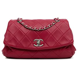 Chanel-Bolsa de ombro com aba curvada Chanel vermelha em couro de bezerro acolchoado-Vermelho