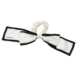Chanel-Weißes Chanel-Haargummi aus Seide mit CC-Schleife-Weiß