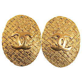 Chanel-Clipe Chanel CC dourado em brincos-Dourado