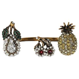 Gucci-Gucci-Fruchtanhänger aus künstlichen Perlen und Kristallen zwischen dem Fingerring-Metallisch