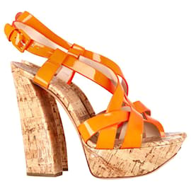Casadei-Casadei Crisscross High Block Heel Sandalen aus orangefarbenem Lackleder-Orange