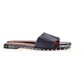 Valentino Garavani-Diese wunderschönen Slides sind aus Leder und haben einen Riemen vorne und die typischen Rockstud-Akzente-Marineblau