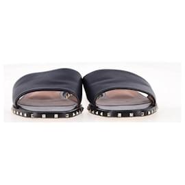 Valentino Garavani-Diese wunderschönen Slides sind aus Leder und haben einen Riemen vorne und die typischen Rockstud-Akzente-Marineblau