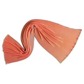 Issey Miyake-Großer warmer plissierter Vintage-Schal in Orange von Issey Miyake, 154 x 51 cm.-Orange
