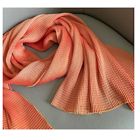 Issey Miyake-Großer warmer plissierter Vintage-Schal in Orange von Issey Miyake, 154 x 51 cm.-Orange