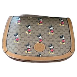 Gucci-Gucci x Disney monogram

Gucci x Disney monogram-Castaño