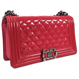 Chanel-Mittelgroße Umhängetasche „Boy“ von Chanel aus Lackleder mit Klappe in Rosa-Pink