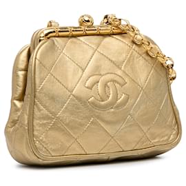 Chanel-Bolsa Chanel CC em pele de cordeiro dourada com moldura Kiss Lock-Dourado