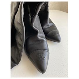 Chanel-Botas de cano alto Chanel em couro preto com bico e logo CC, tamanho 41,5 C.-Preto