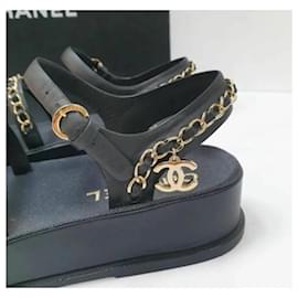 Chanel-Sandalias de plataforma con cadena de cuero de becerro de Chanel.-Negro