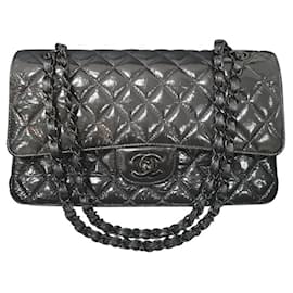 Chanel-Bolsa clássica de aba dupla Chanel em couro envernizado preto.-Preto