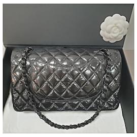 Chanel-Bolsa clássica de aba dupla Chanel em couro envernizado preto.-Preto