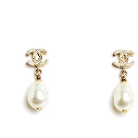 Chanel-Boucles d'oreilles Chanel Studs XS dorées avec CC et perle fantaisie pendante-Golden