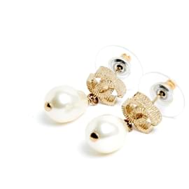 Chanel-Boucles d'oreilles Chanel Studs XS dorées avec CC et perle fantaisie pendante-Golden