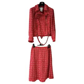Chanel-Conjunto de chaqueta y falda de tweed con broche de camelia raro-Coral