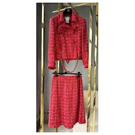 Chanel-Conjunto de chaqueta y falda de tweed con broche de camelia raro-Coral