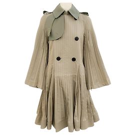 Gabardina caqui con vuelo plisado de Sacai Verde