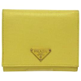 Prada-Prada – Zweifach gefaltete Brieftasche aus gelbem Nylon und Saffiano-Gelb