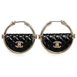 Chanel-Brincos de argola Chanel em resina dourada acolchoada com aba-Dourado