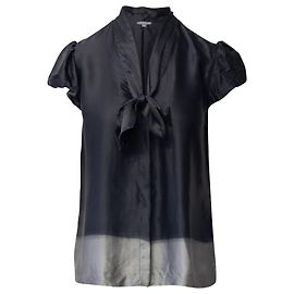 Theory Bluse mit Bindeband vorne und Puffärmeln aus grauer Seide Andere Python drucken