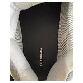 Balenciaga-Balenciaga Triple S Sneakers aus grauem Polyurethan-Grau
