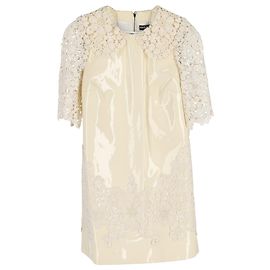 Dolce & Gabbana Spitzenbesatzkleid aus cremefarbenem Lackleder Weiß Roh