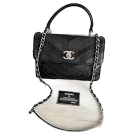 Bolsa Chanel Infinity preta de couro e python Preto