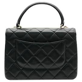 Chanel-Bolsa Chanel preta acolchoada em pele de cordeiro pequena trendy CC com alça dupla e aba-Preto