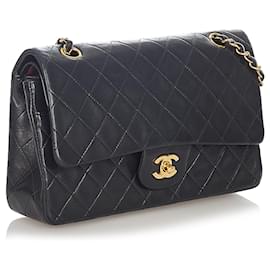 Chanel-Bolsa pequena com aba forrada de couro Chanel Black Classic Couro-Preto