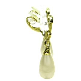 Chanel-Boucles d'oreilles pendantes à clip en fausses perles CC dorées Chanel-Doré