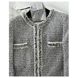 Chanel-Casaco de Tweed de Seda Luxuoso de 11K$ no Supermercado-Multicor