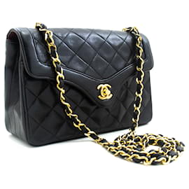 Chanel-Bolso de hombro pequeño CHANEL con cadena y solapa, piel de cordero acolchada negra-Negro