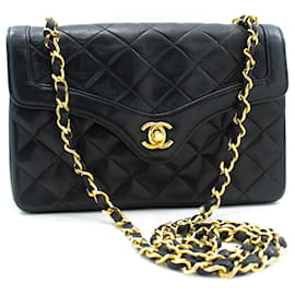Chanel-Bolso de hombro pequeño CHANEL con cadena y solapa, piel de cordero acolchada negra-Negro