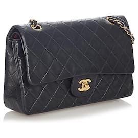 Chanel-Bolsa Chanel pequena clássica preta com aba forrada de couro de cordeiro-Preto