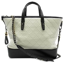 Chanel-Weiße Chanel Gabrielle Einkaufstasche aus gealtertem Kalbsleder, groß-Weiß