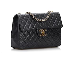 Chanel-Bolsa de ombro com aba preta Chanel Jumbo Classic com forro de pele de cordeiro-Preto
