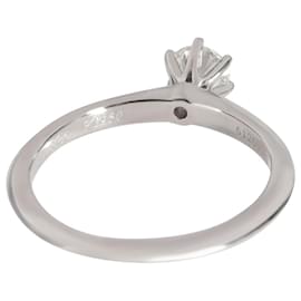 Tiffany & Co-TIFFANY & CO. Anello di fidanzamento con diamante solitario in platino H VS1 0.33 ctw-Argento,Metallico