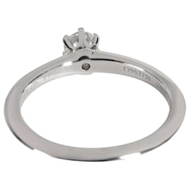 Tiffany & Co-TIFFANY & CO. Anello di fidanzamento con diamante solitario in platino G VS1 0.21 ctw-Argento,Metallico
