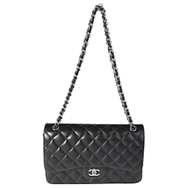 Chanel-Bolso con solapa con forro clásico Jumbo de piel de cordero acolchada negra de Chanel-Negro